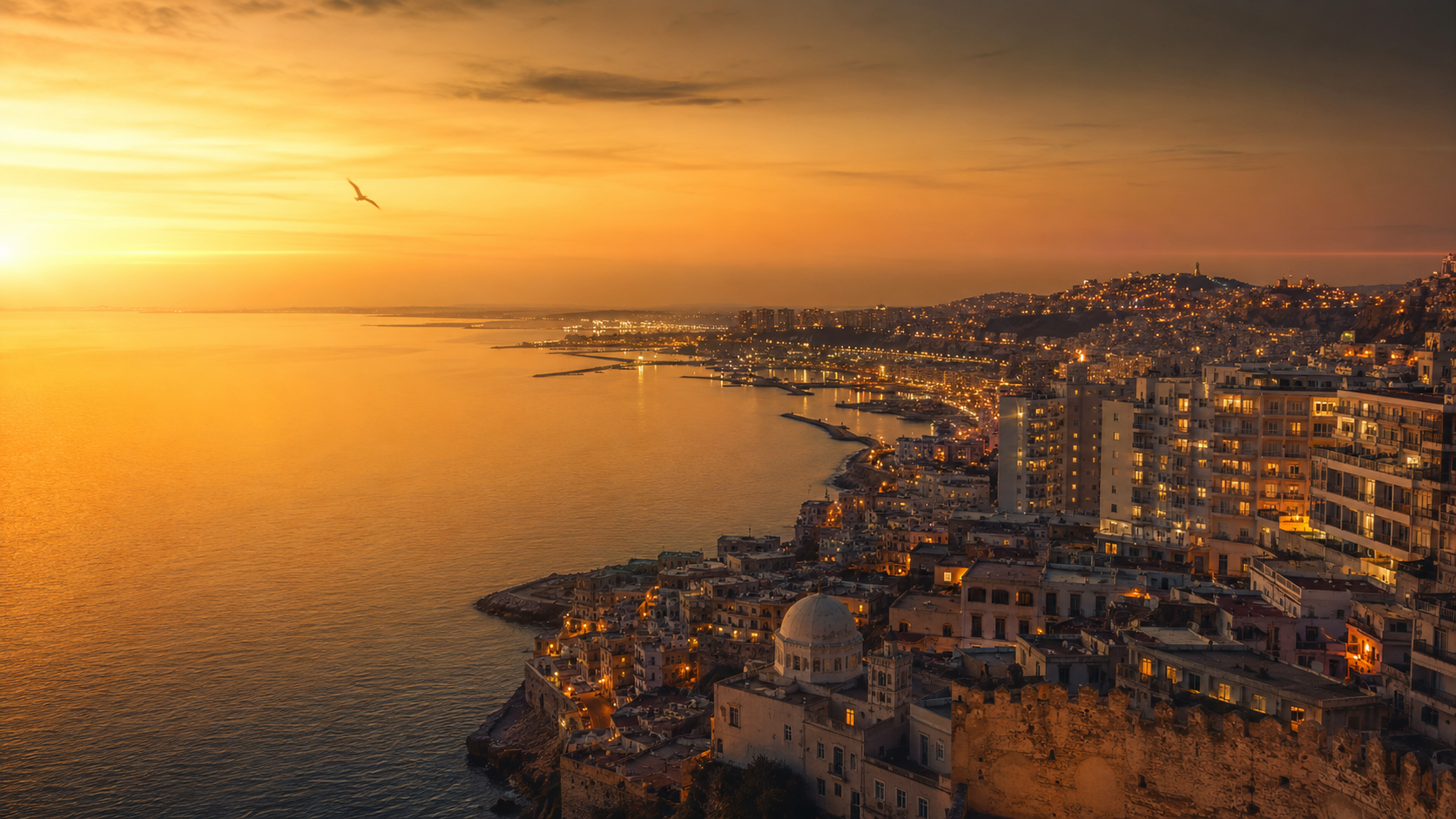 Vue cinématique de la baie d'Alger au crépuscule